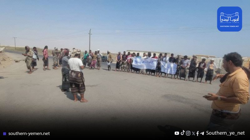 وقفة احتجاجية لصيادين أمام بوابة بالحاف تطالب بالإفراج عن قواربهم المحتجزة من قبل القوات الإماراتية