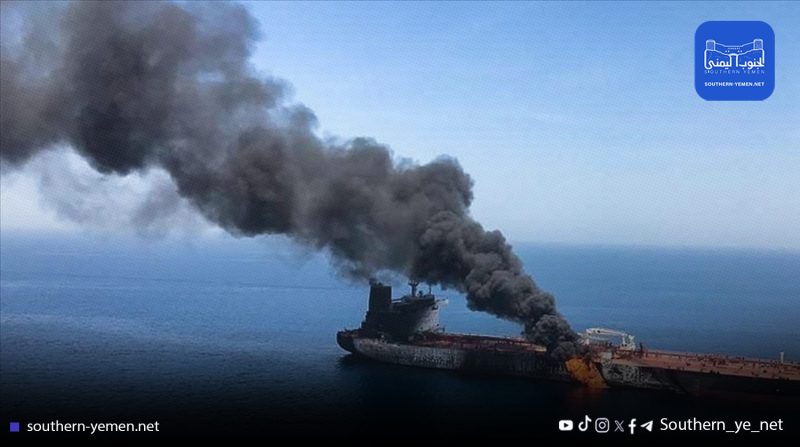 انفجار يستهدف ناقلة نفط قبالة سواحل أحور وعمليات إنقاذ جارية