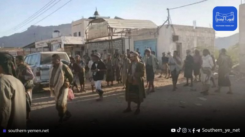 قبائل لقموش تعيد قطع الخط الدولي وتتوعد بردٍّ على القوات الموالية للإمارات