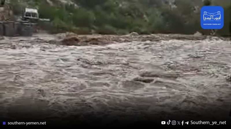 كارثة إنسانية في لحج.. سيول تودي بحياة مواطن وتجرف سيارات وتدمر محاصيل زراعية