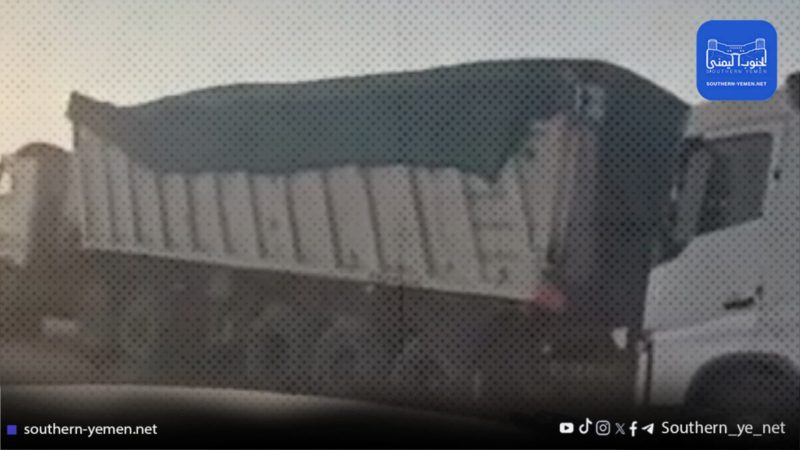 قوات للانتقالي تحتجز عشرات الشاحنات في أبين لرفضها دفع جبايات غير قانونية