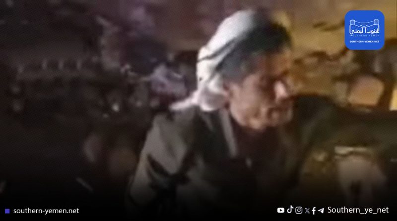 لحج.. جندي من اللواء الرابع مشاة جبلي يهدد سائقًا بالسلاح لفرض جباية مالية