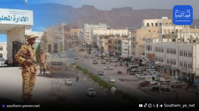 الحديقة العامة في عتق تُنهب أمام الجميع.. والسلطة تكتفي بالصمت