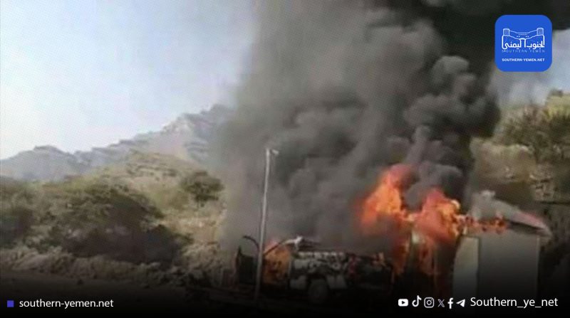 سائق يشعل سيارته في دمت احتجاجًا على رسوم مرورية مرتفعة