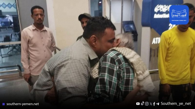 بعد ضجة حقوقية… قوات الانتقالي في مطار عدن تطلق القبطان محمود سعيد ويعيده إلى أسرته