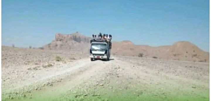 “بعد الترحيل بأيام.. مهاجرون أفارقة يتسللون مجدداً إلى عتق عبر طرق الرحبة