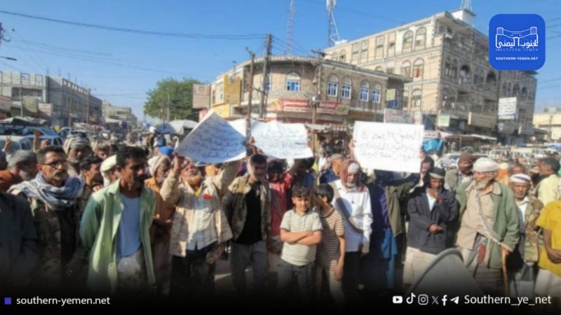 أبين.. وقفة احتجاجية في لودر للمطالبة بصرف المرتبات وسط تجاهل حكومي مستمر