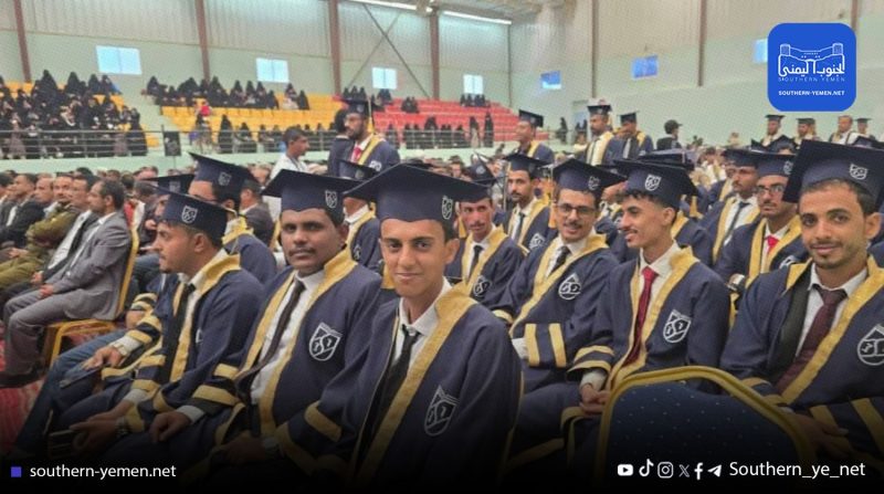 محافظ شبوة السابق يهنئ أول دفعة متخرجة من الجامعة