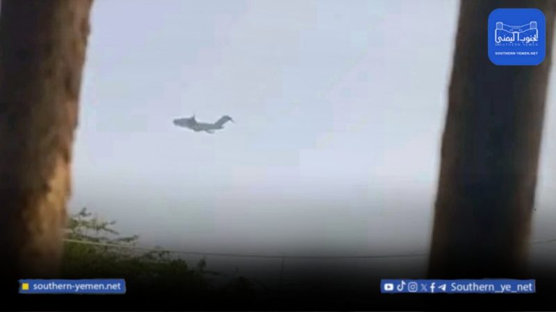 طائرة شحن عسكرية إماراتية تغادر مطار الريان بعد نقل جنود وضباط خارج اليمن