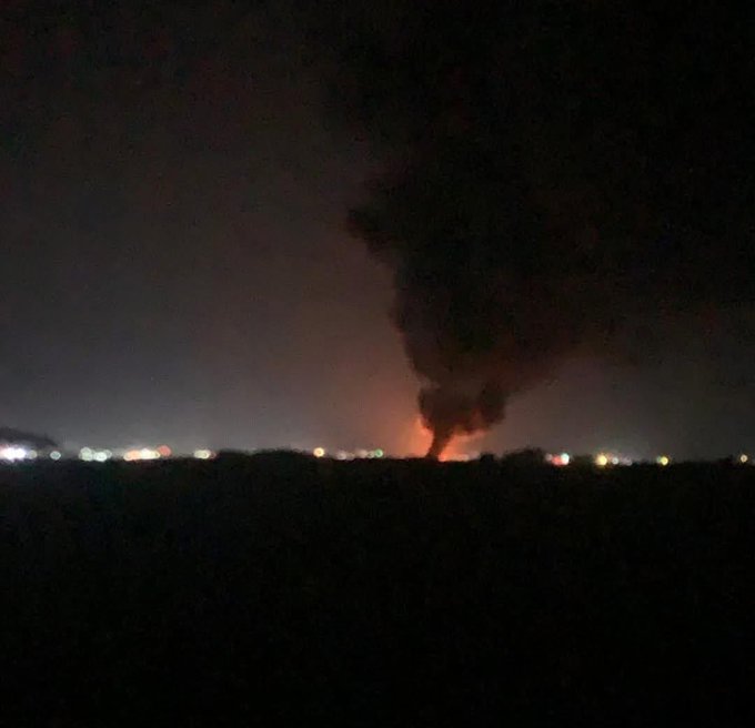 الهلع يجتاح مطار عتق في شبوة بعد اندلاع حريق هائل