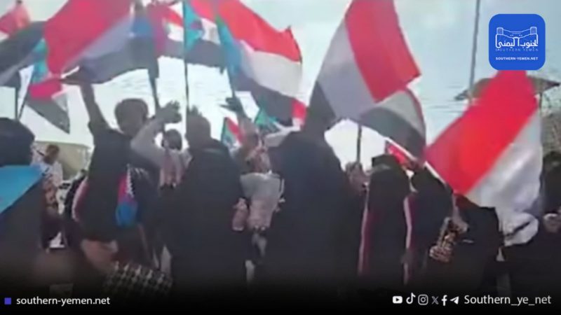 الانتقالي يصعّد في حضرموت ومظاهرة أمام منزل المحافظ للمطالبة بإقالته