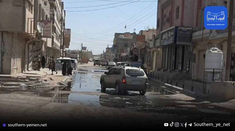 طفح المجاري يغرق شوارع عتق وسط غضب شعبي من تقاعس السلطات