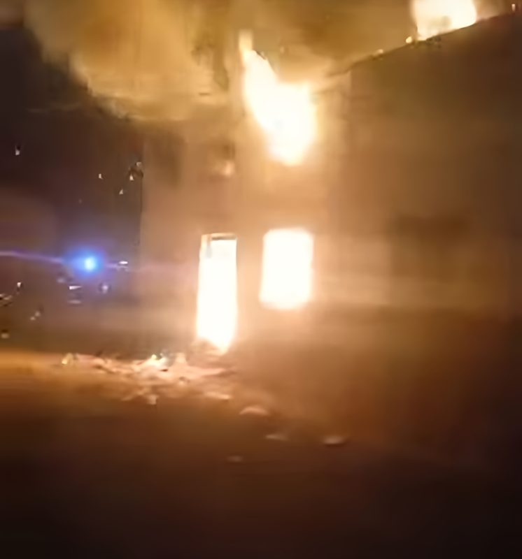 حريق مُتعمّد يدمر مستودع تربية قشن بالمهرة.. والمليشيات في قفص الاتهام