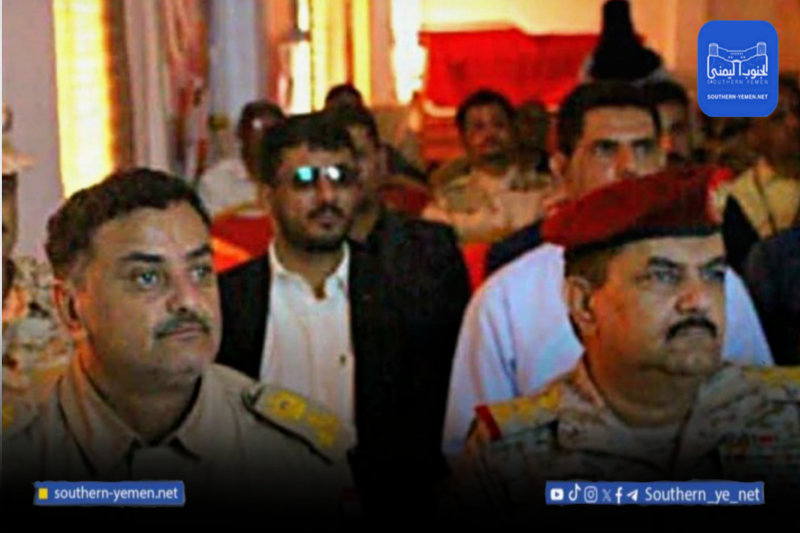 صورة تجمع وزير الدفاع بشقيقه في معسكر الانتقالي تشعل الجدل حول موقفه السياسي