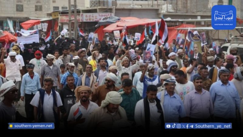 وقفة موالية للانتقالي في سقطرى تتهم الرياض بالإرهاب وتفجر غضبًا شعبيًا