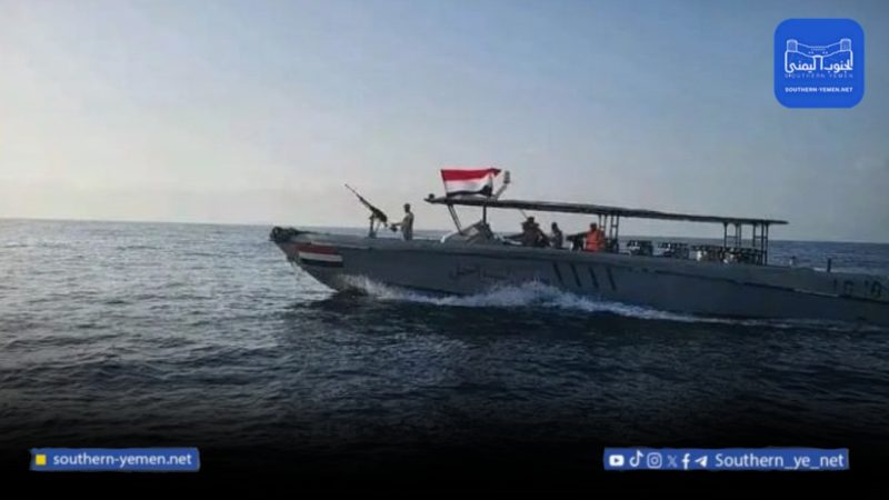 حضرموت.. خفر السواحل يضبط قاربًا مشبوهًا في ميناء الشحر