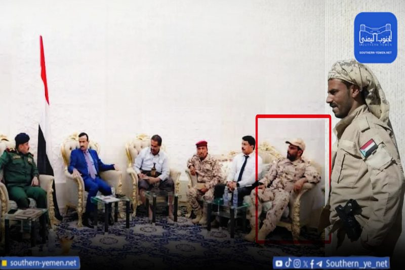 وجدي باعوم الخليفي يظهر تحت العلم اليمني!