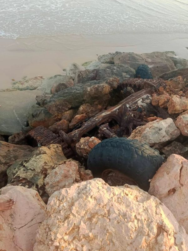 عربات مطمورة في الساحل