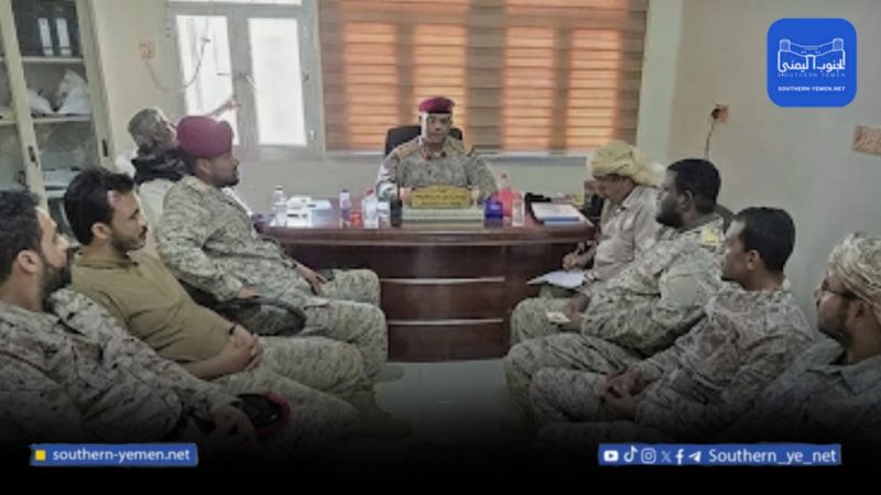 أركان محور الغيضة يشدد على الانضباط وتفعيل الأداء الاستخباراتي في اجتماع أمني بالمهرة