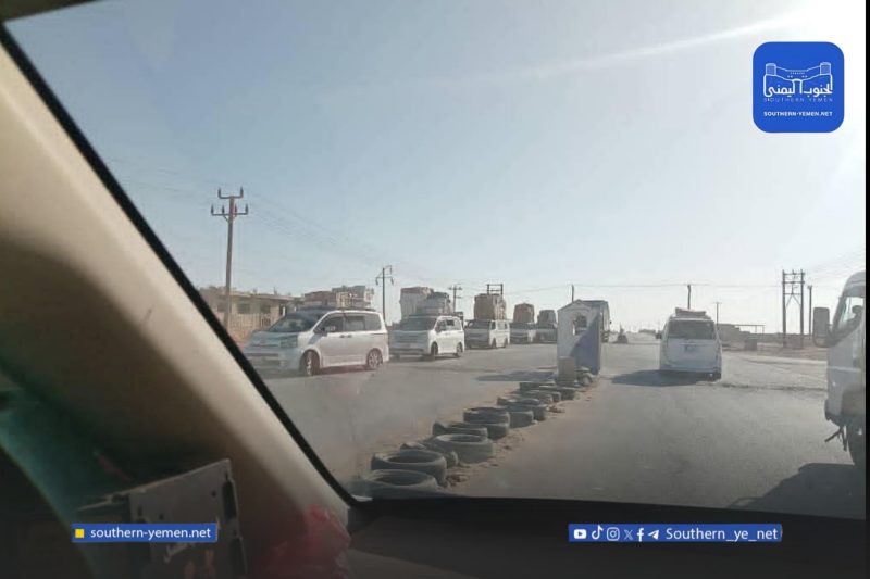 مسافرون عالقون في الديس الشرقية بعد احتجاز حافلات متجهة إلى المهرة