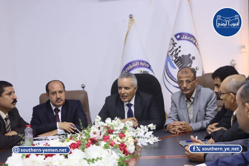 اجتماع وزاري في عدن بلا رموز سيادية يثير تساؤلات حول الالتزام بالبروتوكول