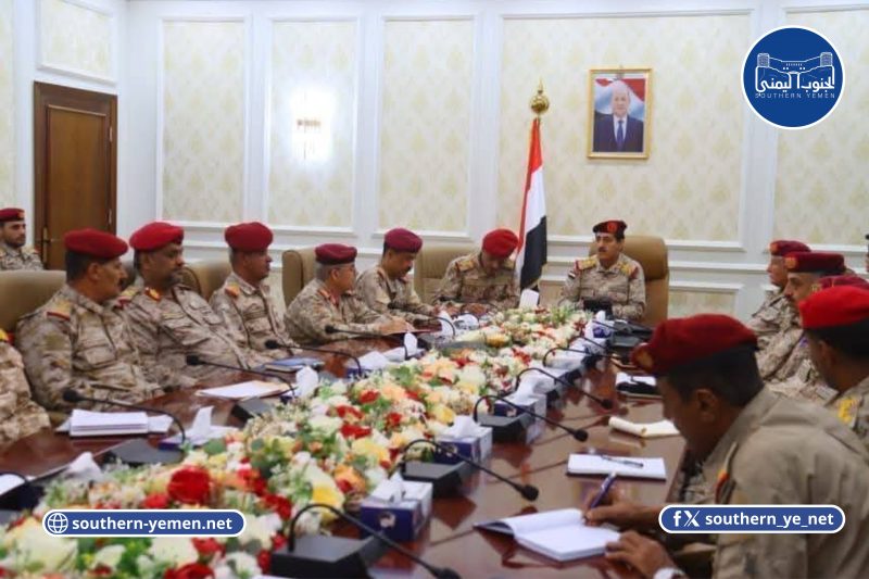 رغم التحريض.. وزير الدفاع طاهر العقيلي يعقد اجتماعاً عسكرياً في عدن