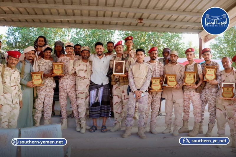 رغم قرار الحل.. قوات اللواء الخامس التابعة للانتقالي تكرّم مقاتليها المشاركين في معارك حضرموت