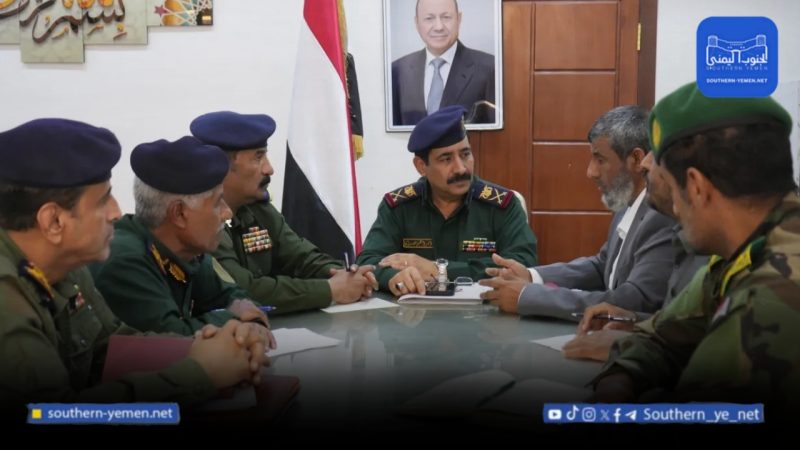 جدل واسع في عدن بعد ظهور مسؤول أمني بعلم الانفصاليين خلال اجتماع رسمي