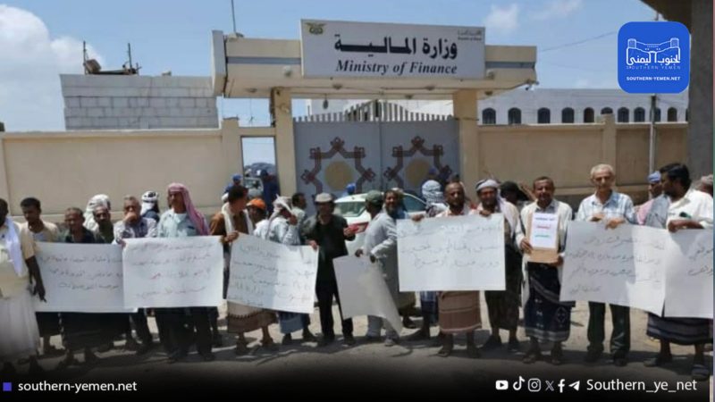 معلمون نازحون يحتجون في عدن للمطالبة بصرف رواتبهم المتوقفة