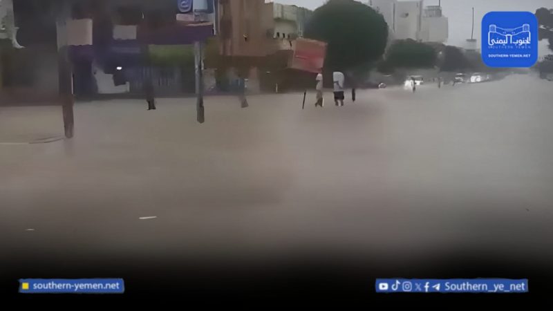 حضرموت تشهد أمطاراً غزيرة وسيولاً تجتاح الشوارع والطرق