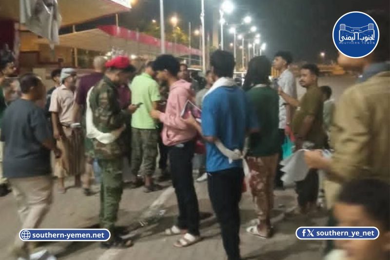 قوات الانتقالي تقمع وقفة لأهالي مخفيين قسرا في ساحة العروض بعدن