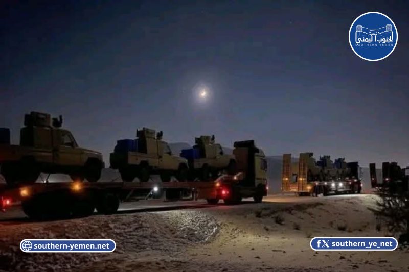 عشرات المدرعات السعودية تمر عبر عتق وسط استنفار أمني شرق اليمن