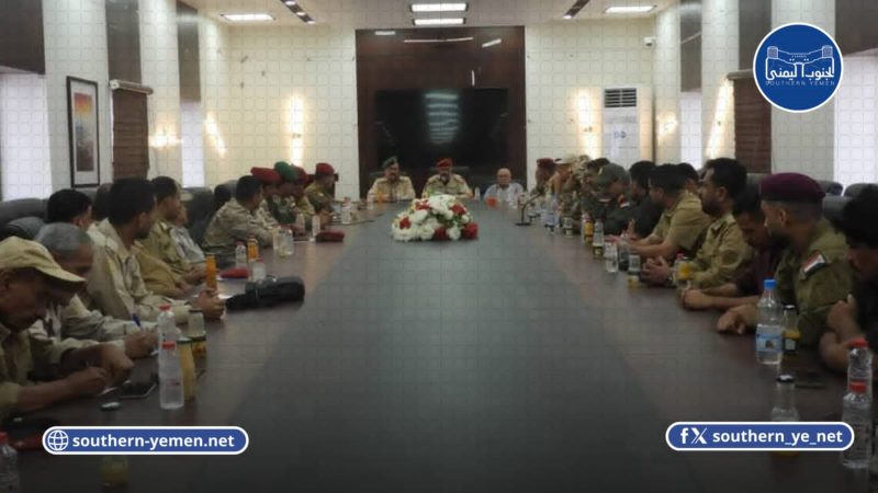 قيادات عسكرية في عدن تتمسك ببنية الانتقالي المنحل وترفض إعادة الهيكلة