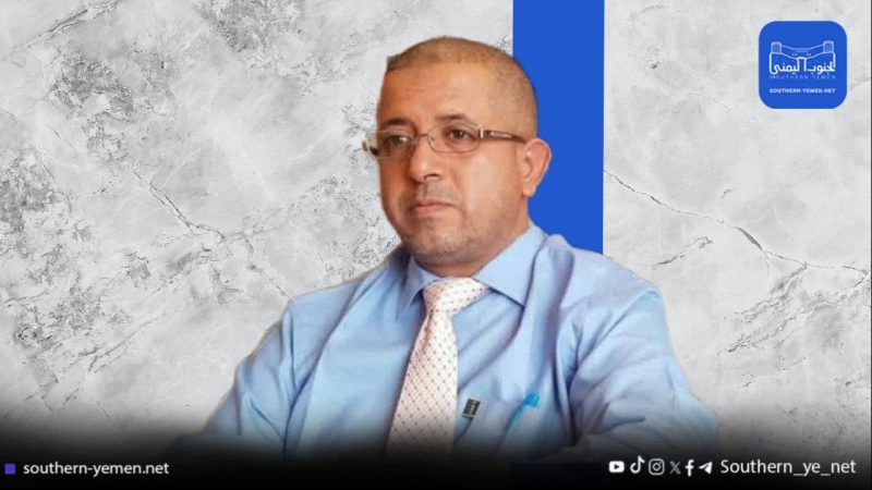 أولى جلسات محاكمة متهمي اغتيال الشاعر في عدن.. إنكار التهم وادعاءات بالتهديد