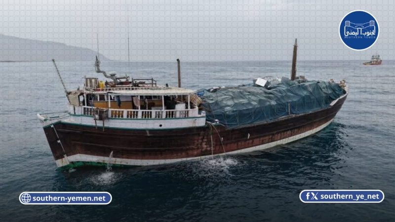 سقطرى تفريغ سفينة إماراتية مهددة بالغرق في ميناء حولاف