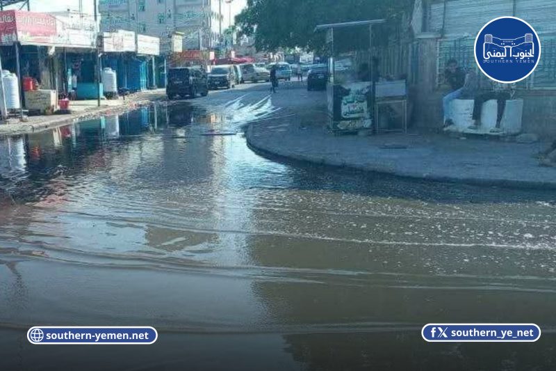 مياه الصرف تغمر محيط كلية جامعية بعدن وتحذيرات من انتشار الأمراض