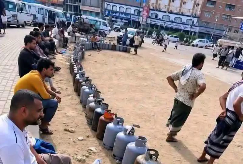 أزمة الغاز في عدن تتفاقم للشهر الثامن وسط تزايد معاناة المواطنين